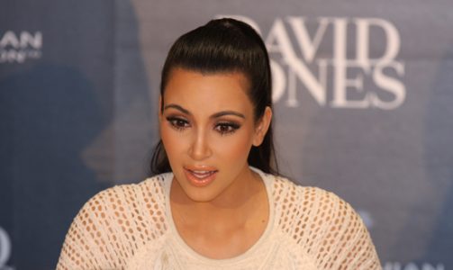Finalmente Kim Kardashian nos revela qué eran realmente esas líneas blancas en su mesa