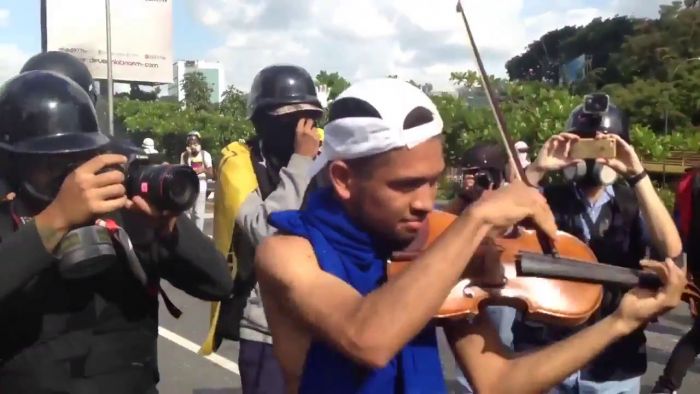 Wuilly Arteaga violinista en protestas en Venezuela 1