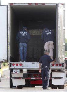 10 inmigrantes muertos y 20 heridos luego de ser encontrados en un asfixiante tráiler