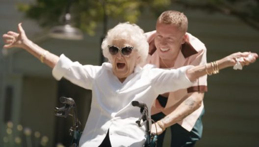 Macklemore celebra el cumpleaños 100 de su abuela en vídeo ¡Vas a amarlo!