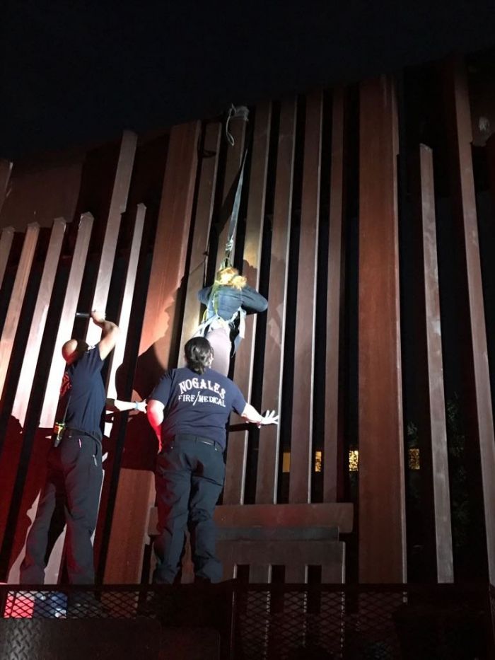 mujer abandonada en muro fronterizo 1