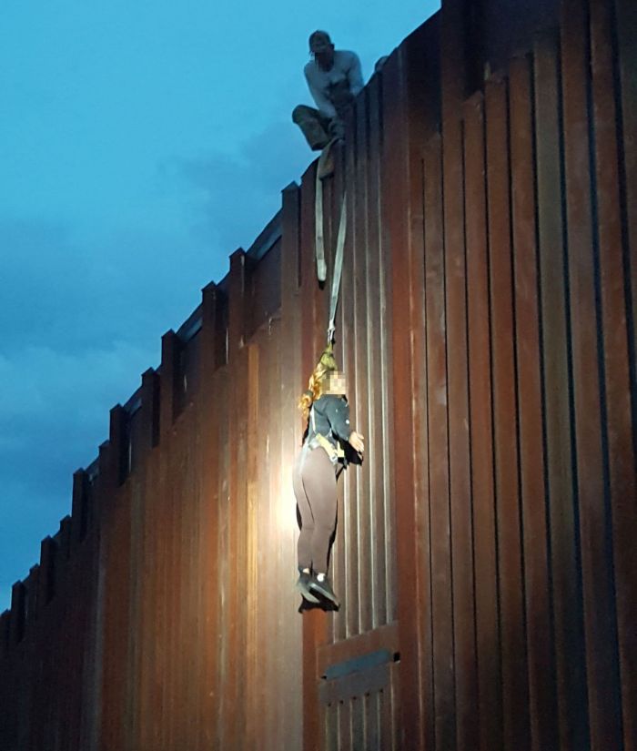 mujer abandonada en muro fronterizo