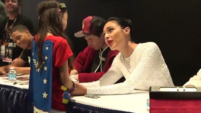 En el Comic-Con una pequeña “guerrera” se encuentra con su heroína la Mujer Maravilla y rompe en lágrimas