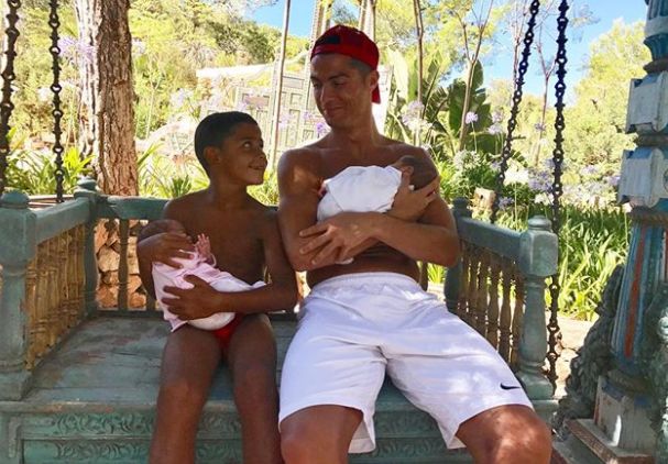 Cristiano Ronaldo publica foto con su nuevo hijo y la vuelve viral