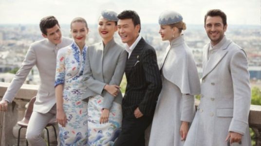 Una aerolínea china estrenó los uniformes más elegantes del mundo