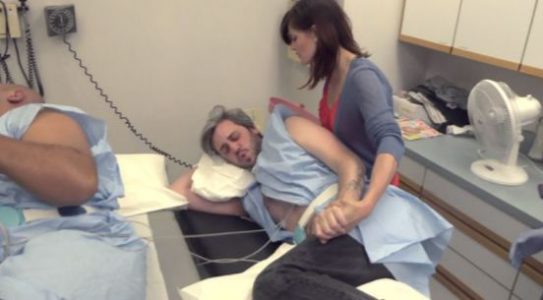 Dos hombres usaron simuladores de parto para demostrar que “las mujeres exageran todo”