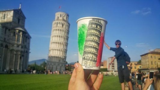 Este artista viaja por el mundo y usa tazas de café como lienzos