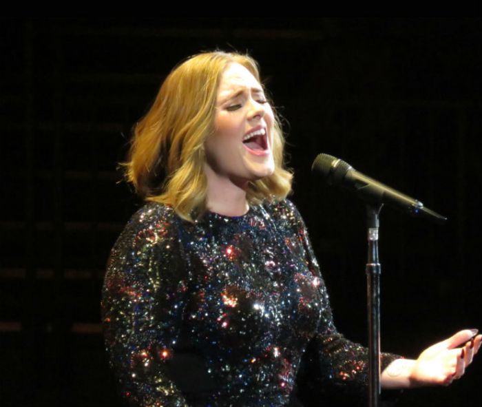 Adele organiza proyección para niños