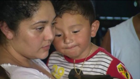 Inmigrante guatemalteca con 3 hijos busca refugio en la iglesia de Manhattan