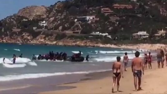 Turistas son sorprendidos por inmigrantes que llegaron en barcos a una playa española