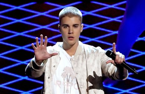 Bieber entra al negocio de las camisetas blancas ¡No es broma!
