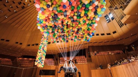 Artista fue levantada por 20.000 globos durante 9 horas