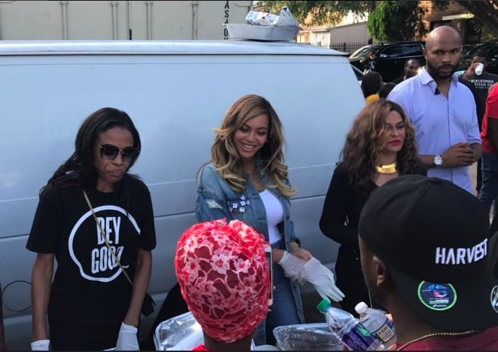Beyoncé visitó afectados por Harvey