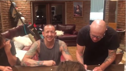 Viuda de Chester Bennington publica video de él 36 horas antes de su muerte