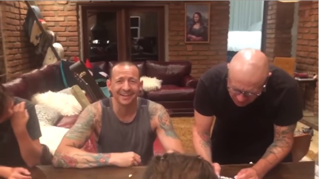 Viuda de Chester Bennington publica video de él 36 horas antes de su muerte