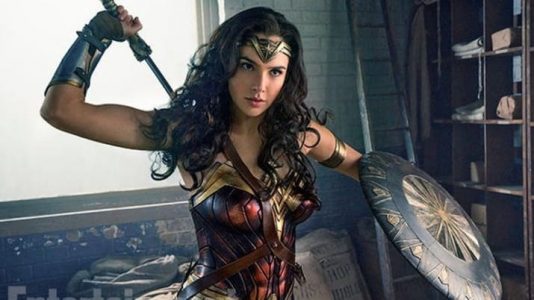 Gal Gadot defiende a mujeres disfrazadas de Wonder Woman del ciberacoso