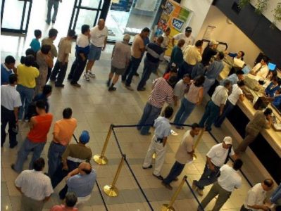Una nueva aplicación ofrece alquilar a una persona para hacer fila por usted