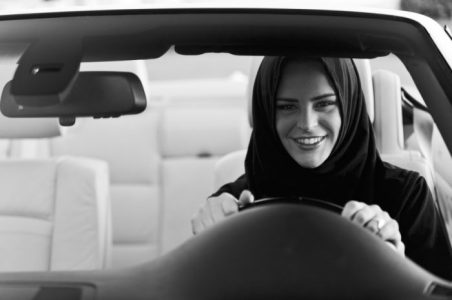 Arabia Saudita levantará la prohibición de conducir a las mujeres