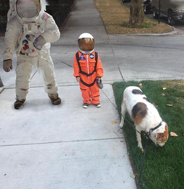 niño pasea perro en traje astronauta y le hacen photoshop 4