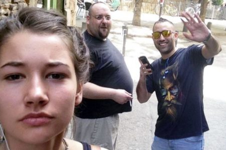 Una chica se toma selfies con hombres que la acosan en la calle