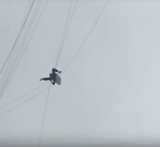 Un hombre trepa por un cable de teléfono para evitar pagar la tarifa de un hotel