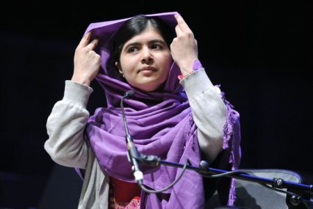Malala Yousafzai es “troleada” por usar jeans ajustados y tacones altos en Oxford