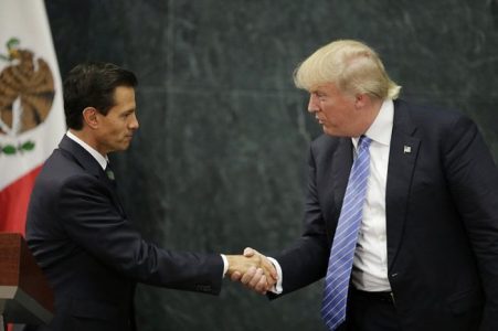 Cards Against Humanity compró tierra en la frontera de México para impedir el muro de Trump