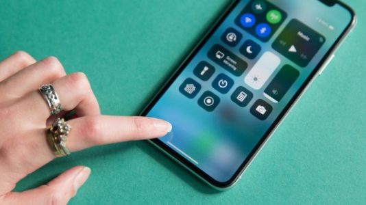 ¿Apple está trabajando en un iPhone con una pantalla curva?