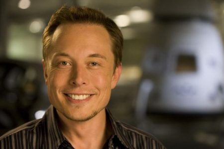 Elon Musk advierte que IA podría convertirse en un “dictador inmortal” en “¿Confías en esta computadora?”