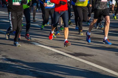 ¿Cómo 30,000 corredores del Maratón de Boston ayudarán a salvar las vidas de los niños este año?