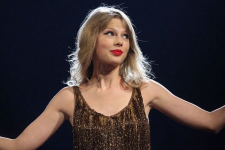 Reportero le dice a Taylor Swift que tome una ducha y twitter enloquece