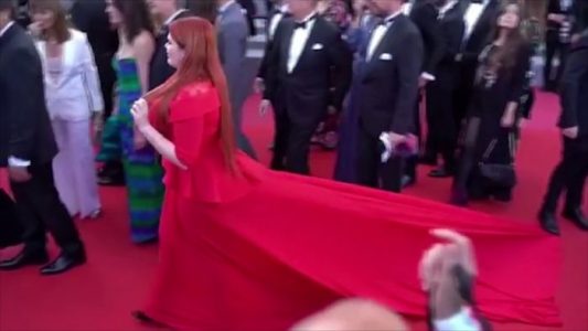Modelo rusa pierde su falda accidentalmente en plena alfombra roja, ¿pero es todo un truco?