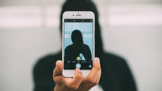 ¿Deberíamos abandonar nuestro anonimato en línea?