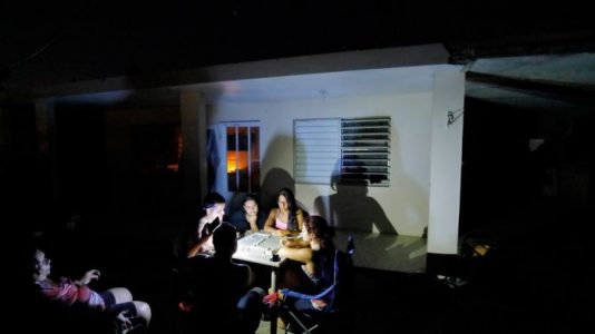 Todavía no hay electricidad: los puertorriqueños que brindan ayuda en la oscuridad