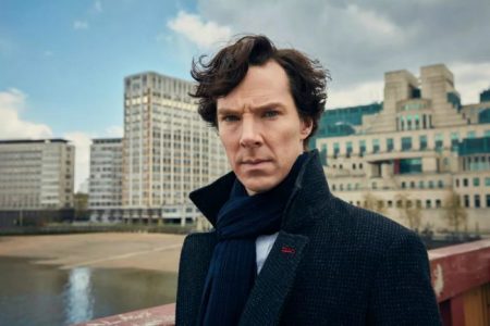 El actor Benedict Cumbertbach rescató a un ciclista de un grupo de vándalos