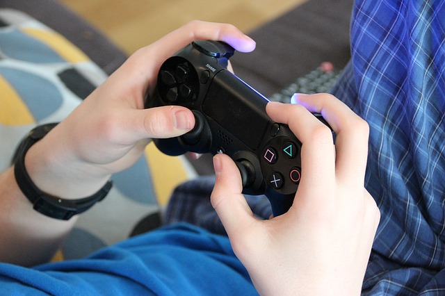 Niña adicta a ‘Fortnite’ ingresa a rehabilitación al preferir orinarse antes que pausar el juego