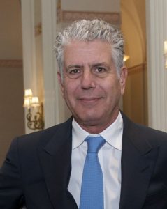 Netflix continuará transmitiendo “Parts Unknown” de Bourdain después de la protesta de los fanáticos