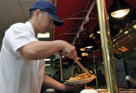 Empleado japonés es humillado en T.V por comer 3 minutos antes de su hora de almuerzo
