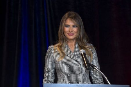 5 cosas que el abrigo de Melania Trump “No me importa” podría significar