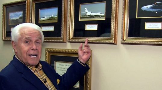 Televangelista busca donaciones para comprar un jet privado de 54 millones de dólares