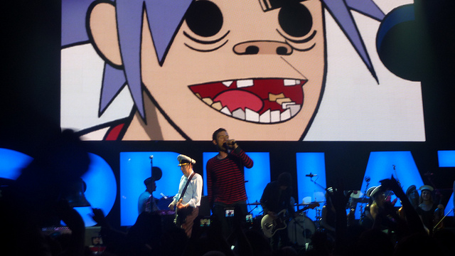 Concierto de Gorillaz termina abruptamente luego de que cantante se cayera del escenario