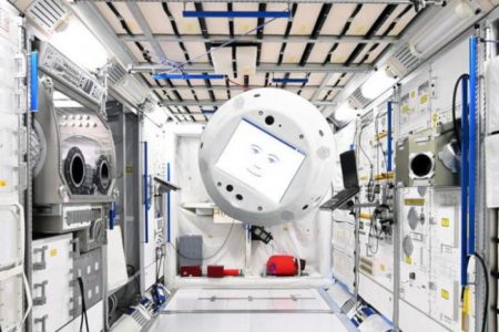 Un espeluznante “cerebro volador” robótico es liberado en la Estación Espacial Internacional
