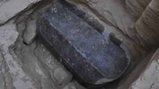 Sarcófago de Egipto: misteriosa tumba negra abierta en Alejandría