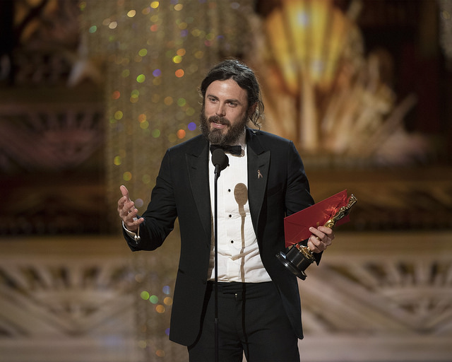 Finalmente Casey Affleck pide disculpas por su comportamiento “no profesional” en el set de filmación