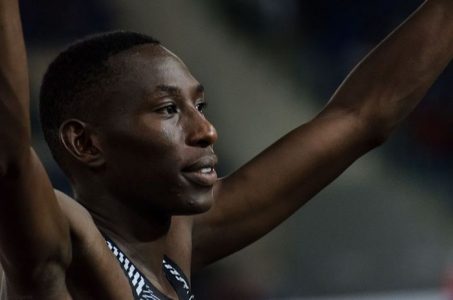 Un atleta de Kenia pierde un zapato en una carrera pero sale victorioso