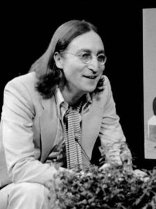 Mira nuevas imágenes de John Lennon en el estudio “quemando” a Paul McCartney