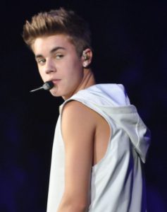 Justin Bieber canta a Hailey Baldwin afuera del Palacio de Buckingham