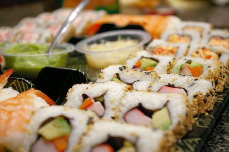 Este fanático del sushi se comió 100 platos de sushi y ahora está vetado en un buffet libre