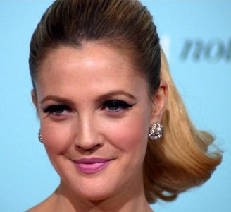Drew Barrymore: artículo ‘surrealista’ es defendido por EgyptAir