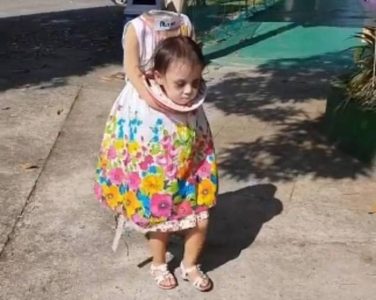 Esta pequeña niña se paseó con su cabeza en un plato por Halloween